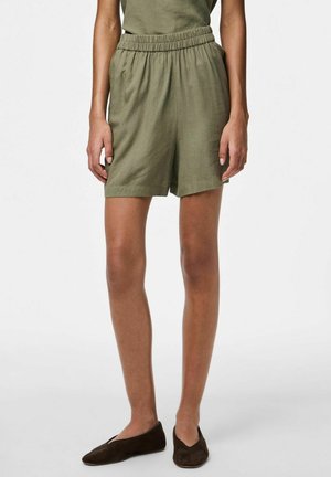 Pantaloni corti in lino verde oliva con vita elastica, vestibilità rilassata e tasche laterali. Tessuto morbido e design di lunghezza a metà coscia.