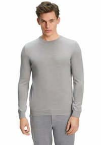 Hellgrauer, langärmeliger Pullover aus glattem Strickstoff. Verfügt über einen runden Halsausschnitt sowie gerippte Bündchen und Saum. Einfaches, minimalistisches Design.