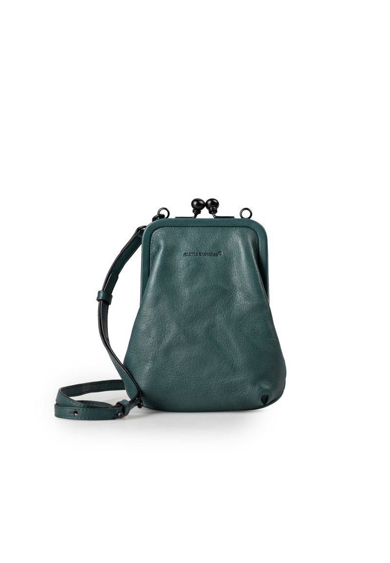 Borsa a tracolla in pelle color turchese con una struttura rigida, dotata di chiusura a gancio e tracolla removibile per un utilizzo crossbody. Texture liscia, branding minimale.