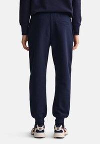GANT TONAL ARCHIVE SHIELD PANTS granatowy