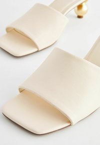 Next FOREVER COMFORT SQUARE TOE BUBBLE HEEL REGULAR FIT - Pantofle - bone