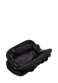 Musta helmillä varustettu clutch-laukku, jossa on vetoketju. Sisäpuoli on vuorattu mustalla kankaalla ja siinä on sivutasku. Pyöreä muoto, jossa on rypistetty design.