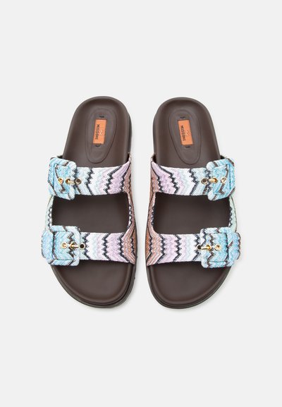 Ανοιχτά σανδάλια με σκούρες καφέ σόλες και πολύχρωμες υφασμάτινες λωρίδες με ζιγκ-ζαγκ σχέδιο, με πόρπες σε χρυσό τόνο.