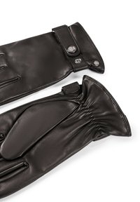 Schwarze Lederhandschuhe mit glatter Textur, ausgestattet mit einem knöpfbaren Bündchen und einem gerafften Handgelenkdesign. Bemerkenswerte Stickdetails auf der Handfläche.