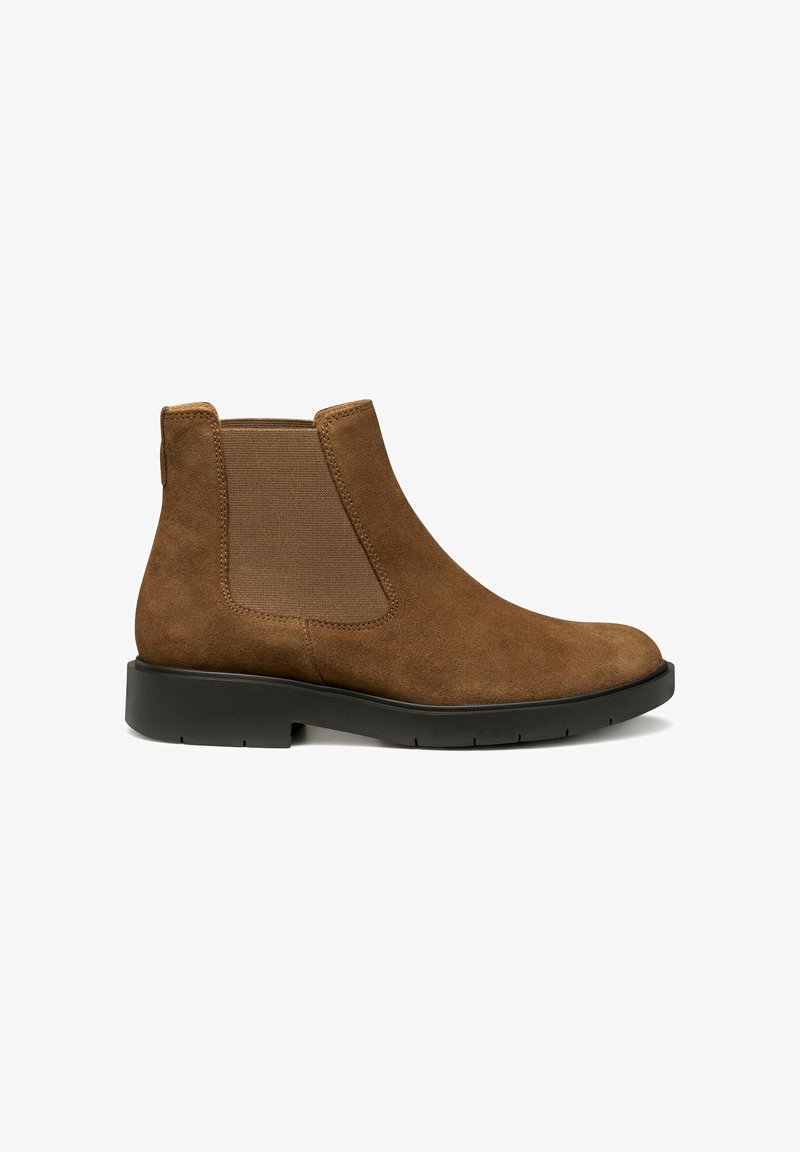 Bottines Chelsea en daim marron avec des panneaux latéraux en élastique, semelle en caoutchouc et bout rond. La texture supérieure est douce, avec des détails de couture renforcés.