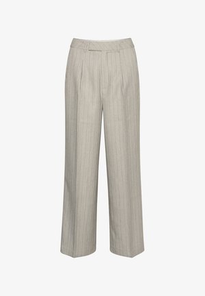 Un pantalon large gris clair présente des rayures verticales, une taille avec passants de ceinture et un design ajusté avec des plis à l'avant.
