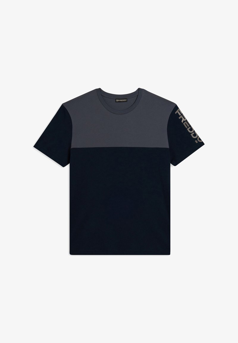 Camiseta de manga corta para hombre en azul marino oscuro y gris, con cuello redondo, diseño en color bloque y texto "FREDDY" en la manga.
