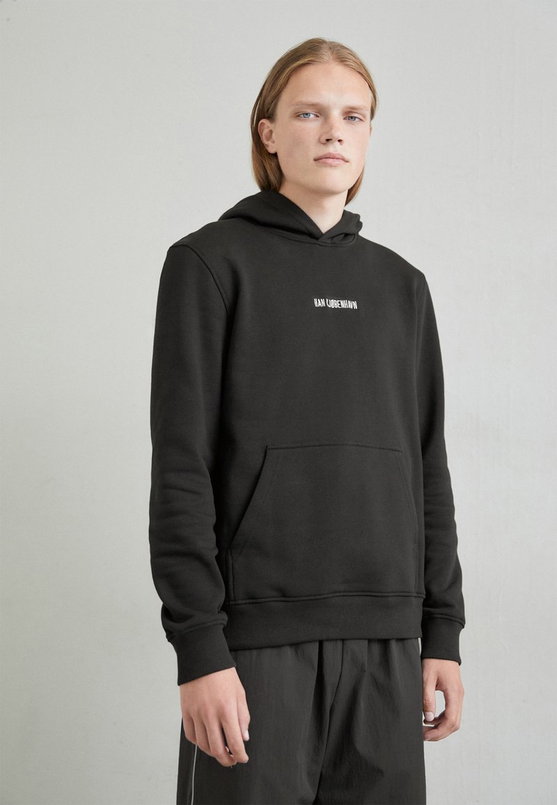 Han Kjøbenhavn BASIC LOGO HOODIE UNISEX - Kapucnis pulóver - black