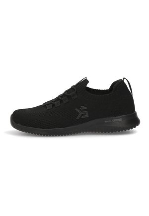 Zapatillas deportivas negras con parte superior de punto, cordones elásticos y suela texturizada. Presentan un logo en el lateral y una lengüeta en la parte posterior.