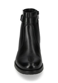 Stivale alla caviglia nero realizzato in pelle liscia con chiusura a zip e una fascia larga attorno alla caviglia. Punta arrotondata e suola imbottita.