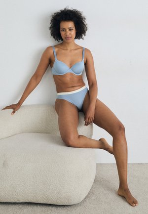 Lichtblauwe bh en bijpassende bikini van gladde stof. De bh heeft verstelbare bandjes, terwijl de bikini een contrasterende tailleband heeft.