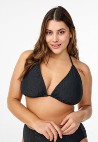 Musta kolmio bikini ylhäältä, jossa on teksturoitu kangas ja pieniä kultaisia yksityiskohtia. Siinä on säädettävät olkaimet ja ryppyinen keskus, joka tarjoaa tukea.