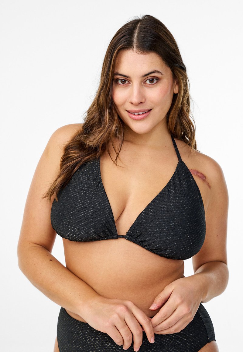 Musta kolmio bikini ylhäältä, jossa on teksturoitu kangas ja pieniä kultaisia yksityiskohtia. Siinä on säädettävät olkaimet ja ryppyinen keskus, joka tarjoaa tukea.
