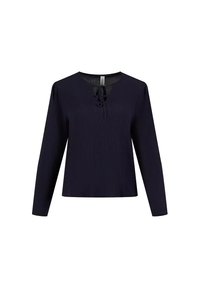 Ciemnoniebieska bluzka z długim rękawem o okrągłym dekolcie, z odkryciem zapinanym na kokardkę i lekko marszczonymi rękawami, wykonana z teksturowanej tkaniny.