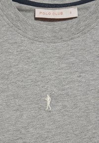 T-shirt in cotone grigio con collo rotondo, tessuto testurizzato e un piccolo ricamo di un golfista in bianco. Etichetta "POLO CLUB" all'interno.