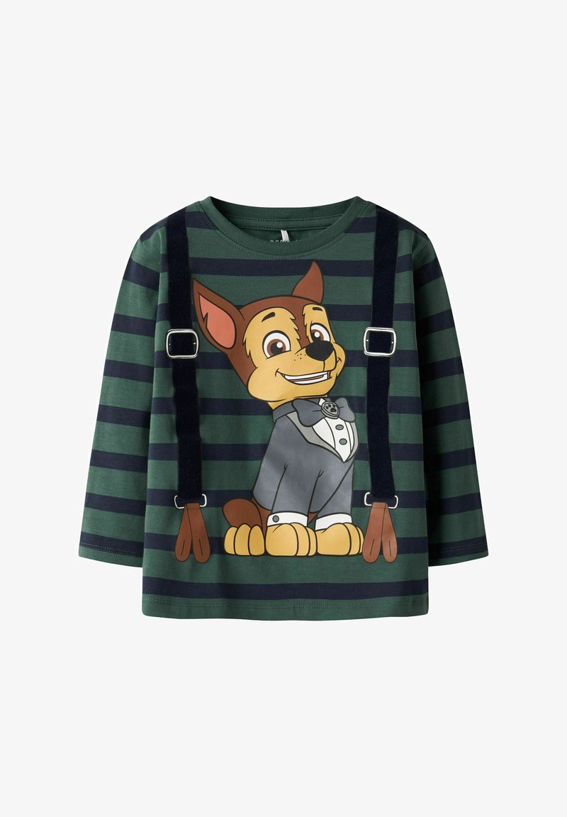 Zielona koszula w paski z długim rękawem, z nadrukiem kreskówkowego psa w smokingu i czarnych szelkach. Wykonana z miękkiego materiału, zapewnia wygodne dopasowanie.