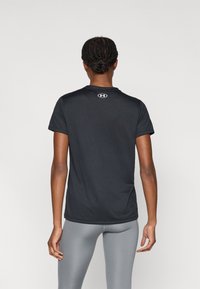 T-shirt de sport noir à manches courtes en tissu respirant, avec un col rond et un logo Under Armour à l'arrière près du col.