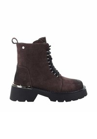 Brązowe zamszowe botki do kostki z grubą czarną podeszwą, z metalowymi oczkami, czarnymi sznurowadłami i dekoracyjnym srebrnym akcentem na obcasie.