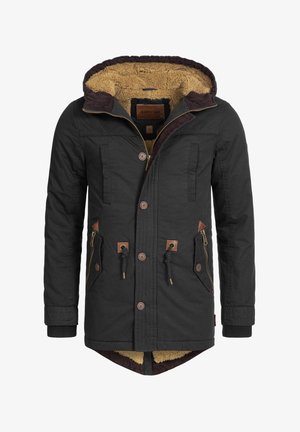Czarna kurtka z kapturem, z beżowym futrem, zapinana na zamek, z dwoma bocznymi kieszeniami z skórzanymi akcentami i brązowymi guzikami.