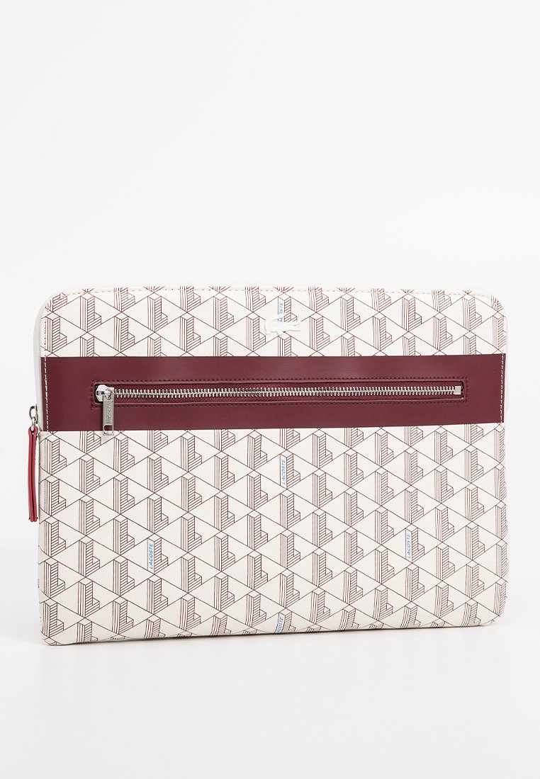 Manchon d'ordinateur portable en tissu crème avec un motif géométrique marron. Doté d'une poche zippée bordeaux et d'un tirette rouge pour plus de fonctionnalité.