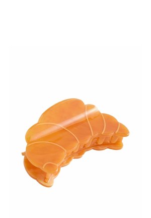 Orangener Kunststoff-Haarclip in Schmetterlingsform mit gebogenen Abschnitten und Rillen für besseren Halt. Glatte Textur mit glänzendem Finish.