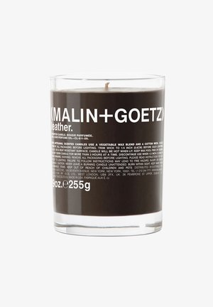 Duftkerze in einem klaren Glasgefäß, mit einer dunklen Wachsblende und fettem Schwarz-Weiß-Labeltext, der Produktdetails und Warnhinweise enthält.