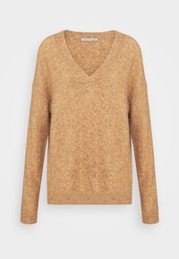 Sweter z dekoltem w serek, z długim rękawem w ciepłym, melanżowym odcieniu brązu. Miękka, textured dzianina z prążkowanymi mankietami i detalem na dole.