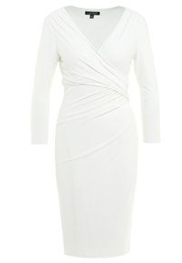 Biała sukienka w stylu wrap z głębokim dekoltem w kształcie litery V, długimi rękawami i marszczeniami w talii. Wykonana z gładkiego, elastycznego materiału.