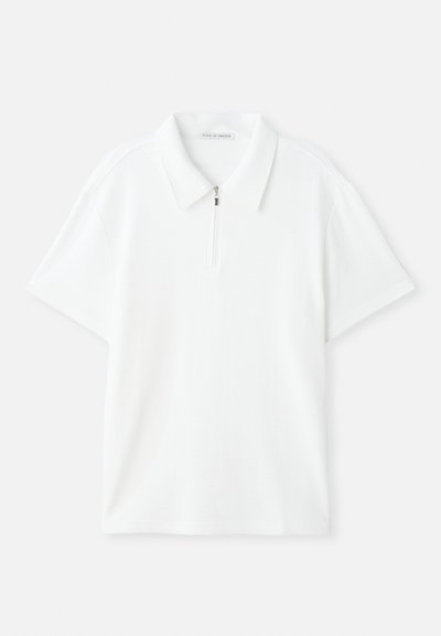 Hvit kortermet polo skjorte med teksturert stoff, krage og glidelås foran, merket Tiger of Sweden.