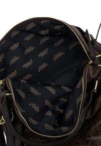 Brązowa skórzana torba na ramię z czarnym wnętrzem ozdobionym wzorem z logo, złotym zamkiem błyskawicznym i wewnętrzną kieszenią na bezpieczne przechowywanie. Elegancki, teksturowany design.