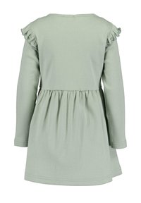 Abito lungo a maniche lunghe verde a costine con dettagli arricciati sulle spalle e vita arricciata, tagliato a metà coscia con una vestibilità morbida.