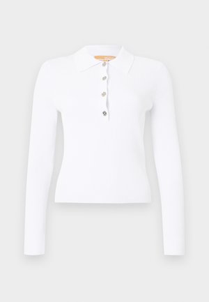 Fehér bordázott hosszú ujjú galléros póló négy ezüst gombbal a gombolósávon.