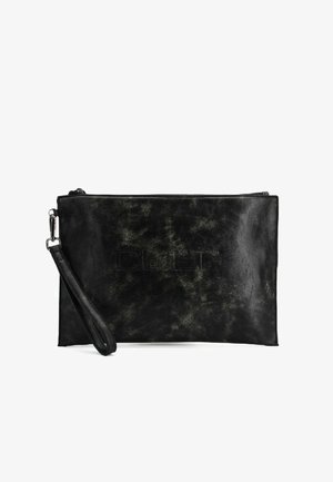 Clutch nera in ecopelle con finitura testurizzata, chiusura a zip e tracolla rimovibile. Presenta il logo del marchio in rilievo sul davanti.