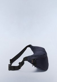 Kabelka přes tělo v navy modré barvě s trojúhelníkovým tvarem, nastavitelným černým popruhem a nařasením u zavírání. Obsahuje malé logo.