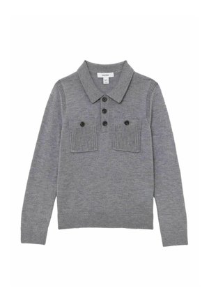 Szary sweter polo z dzianiny z długim rękawem, z żeberkowanymi naszywanymi kieszeniami, plisą zapinaną na trzy czarne guziki oraz kołnierzem typu spread.