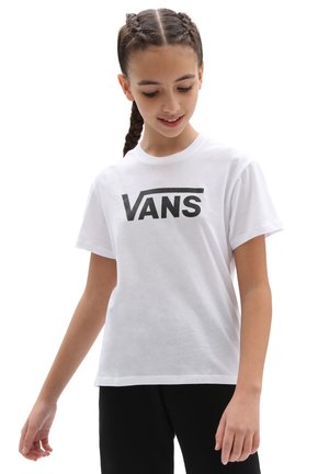 Camiseta blanca de manga corta y cuello redondo, que presenta un gran logo negro de "VANS" en el pecho. Material de algodón suave.