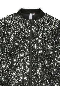 Veste bomber noire recouverte de sequins argentés, dotée d'un zip à l'avant et d'un col rond, offrant une surface brillante et texturée.