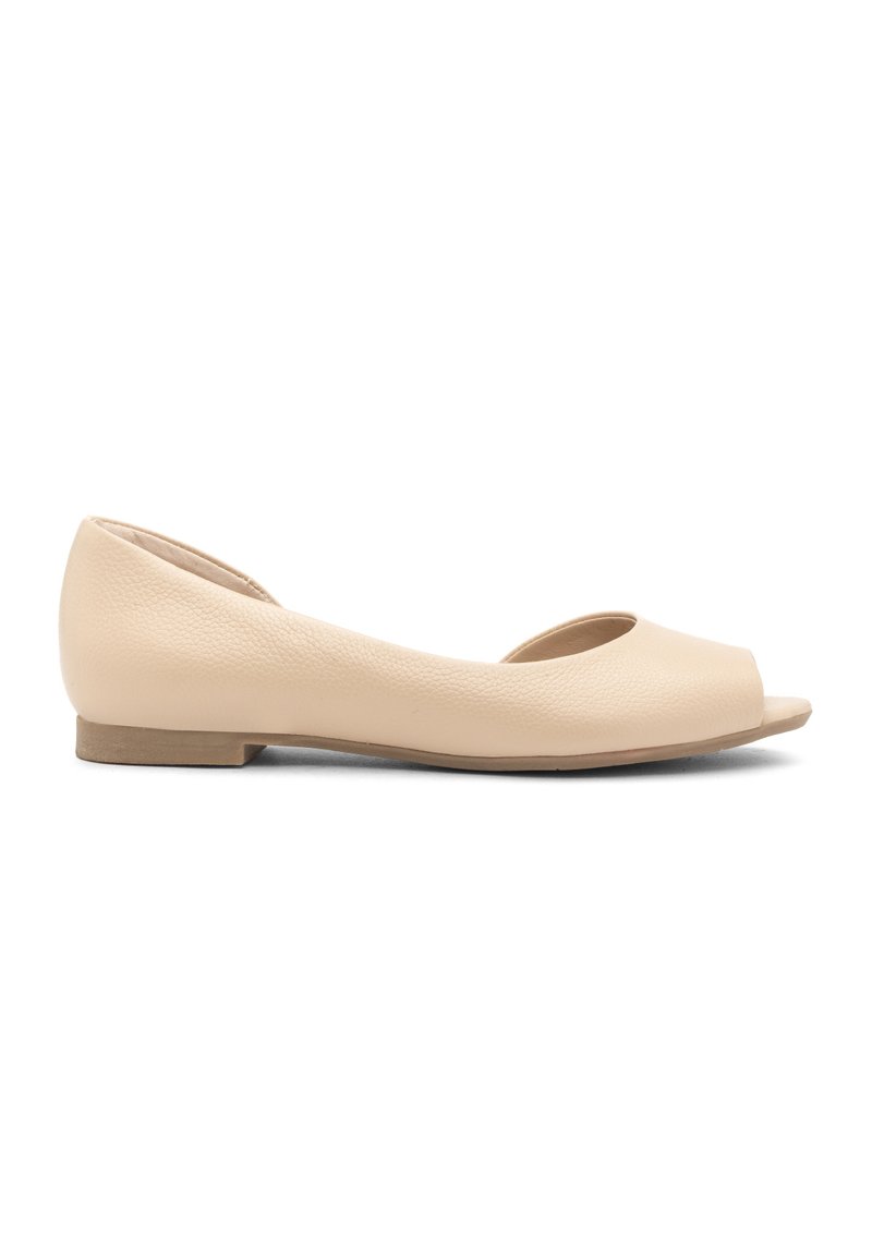 Beżowe skórzane baletki z odkrytym palcem i niską, płaską podeszwą. Gładka tekstura o prostym, zaokrąglonym kształcie.