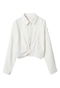 Biała, długoskrzydła, skrócona koszula z przodem na guziki, kołnierzykiem, teksturowanym materiałem i detalem w formie skręconego węzła u dołu.