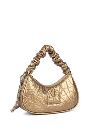 Borsa a mano metallica dorata con texture stropicciata, forma semicircolare e manico arricciato. Presenta una chiusura con zip e dettagli in metallo argentato.