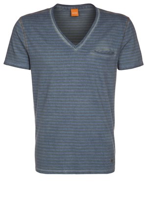 Blau-grau gestreiftes Kurzarm-V-Neck-T-Shirt mit kleinem Brusttasche und sichtbarem orangefarbenem Markenlabel im Krageninneren.