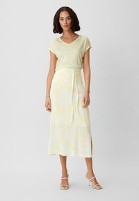comma MIDI MIT ALLOVER PRINT - Gonna a campana - helles zitrone