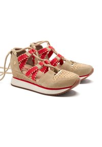 Sneaker in suede e tessuto beige con dettagli intrecciati rossi, punta rotonda e intersuola bianca con una striscia rossa. Lacci per una vestibilità regolabile.