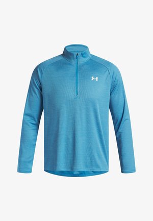 Hellblaues Langarmhemd mit einem Viertelreißverschluss-Kragen. Aus strukturiertem Stoff gefertigt und mit einem kleinen weißen Logo auf der Brust.