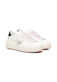 Zapatillas de piel blanca con cordones rosas, diseño bajo y una suela texturada, ligeramente elevada, con acentos en negro y beige.