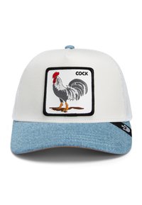 Gorra blanca con visera de mezclilla azul, que presenta un parche bordado en blanco y negro de un gallo y la palabra "COCK" encima de la imagen.