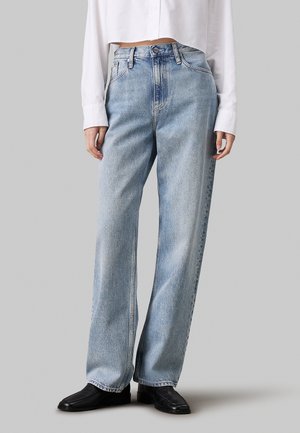 Jeans a gamba larga di colore azzurro chiaro, realizzati in denim, con vita alta, tasche frontali e un leggero effetto sbiadito. Abbinati a stivaletti neri alla caviglia.