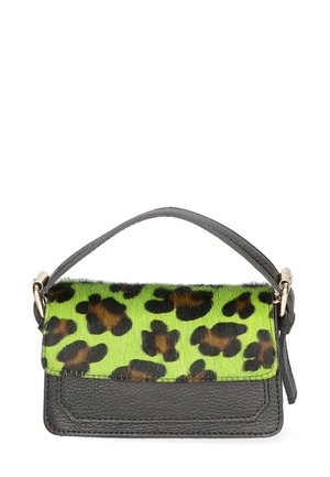 Kleine handtas met een zwarte leren bodem en een groene, luipaard-gestreepte faux bont klep. Het heeft een handvat bovenaan en metalen hardware accenten.