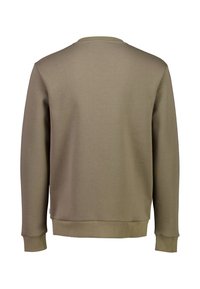 Sudadera verde oliva con cuello redondo, puños y dobladillo acanalados, y una tela suave y texturizada. La vista trasera muestra un diseño y costura sencillos.