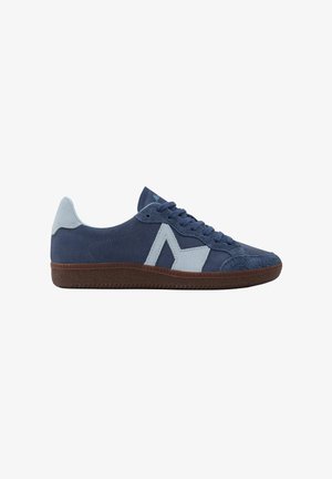 Baskets basses en daim bleu marine avec des détails bleu clair et une semelle marron texturée, vues de côté sur fond blanc.